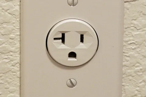 Grounded electrical wall outlet