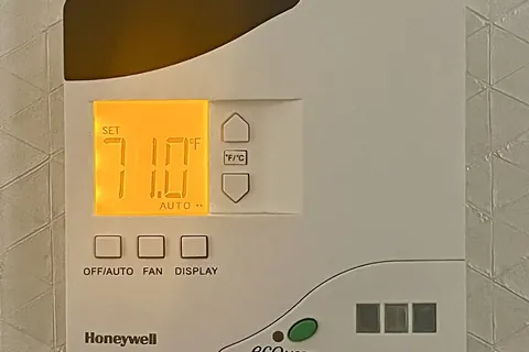 Digital thermostat with temperature controls